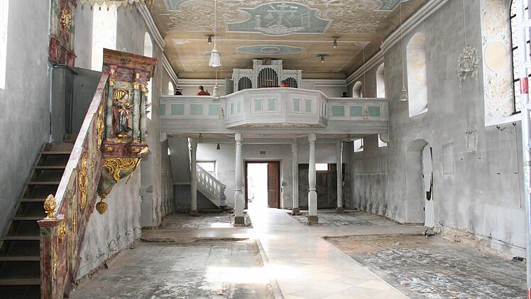 Noch vor einem Jahr sah die Kirche so aus: Deutlich ist die "Verrußung" an Decken und Wänden zu sehen.