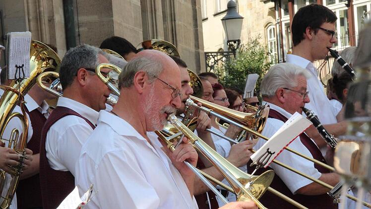Impressionen vom Großkonzert auf dem Coburger Albertsplatz.Foto: Jochen Berger