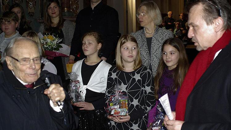 Der 89-jährige Alfred Artmeier (l.) freute sich "über die hohe Qualität", mit der sein Werk aufgeführt wurde und dankte Kuno Holzheimer (r.), der die Sprachtexte rezitierte. Foto: Ehling