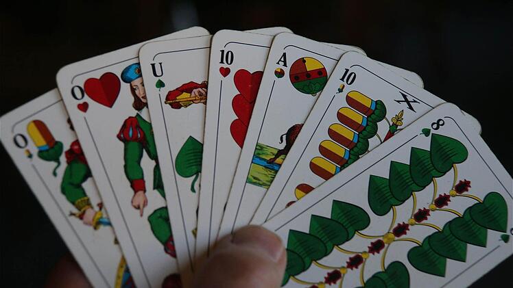 Ein gutes Blatt beim Schafkopfturnier ist Glückssache.  Foto: Schaar