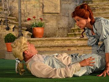 Casanova (Jens Eulenberger) wird von Angelica (Susanne Pfeiffer) verführt. Foto: Sebastian Worch