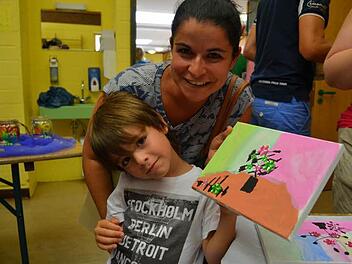 Das Acrylbild mit den Glitzersteinen hat Hugo angefertigt - und Mama Yvonne ist mächtig stolz. Foto: G. Bertram