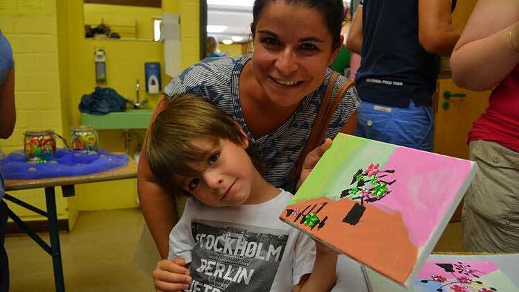 Das Acrylbild mit den Glitzersteinen hat Hugo angefertigt - und Mama Yvonne ist mächtig stolz. Foto: G. Bertram