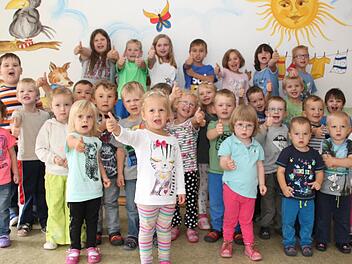 Aufruf der Zwerge: "Stimmt alle für Marktleugast, damit der Kindergarten Arche Noah die 1000 Euro bekommt." Foto: Matthias Beetz
