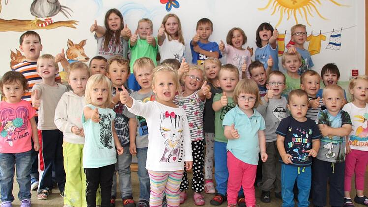 Aufruf der Zwerge: "Stimmt alle für Marktleugast, damit der Kindergarten Arche Noah die 1000 Euro bekommt." Foto: Matthias Beetz