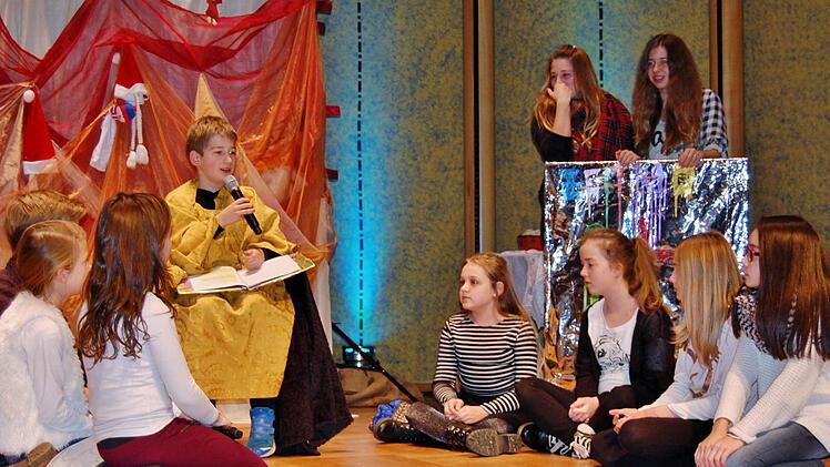 Der Evangelist Lukas (Oskar Metzler, Mitte) erzählt die Weihnachtsgeschichte.  Foto: Sigismund von Dobschütz