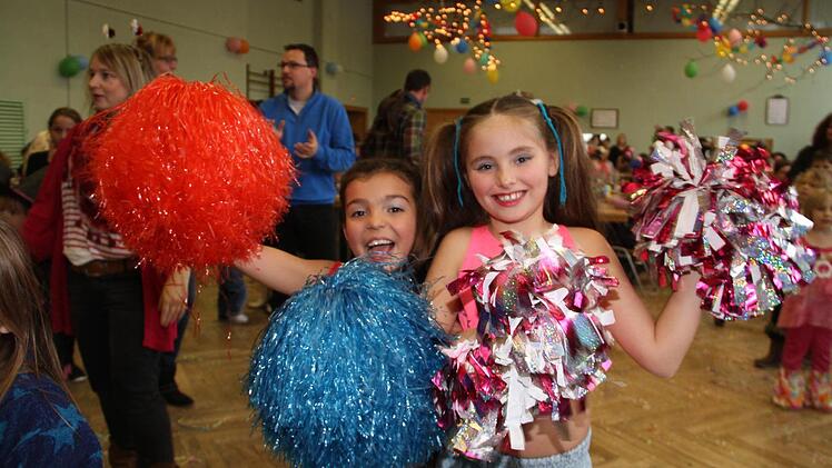 Als Cheerleader verkleidet verbreiten diese beiden Mädchen gute Stimmung. Fotos: Gerda Völk