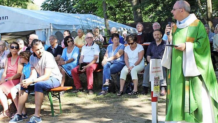 Dekan Kemmer bei seiner Bergpredigt. Er möchte schon im nächsten Jahr eine Krypta auf dem Kellerberg errichten.  Foto: Evi Seeger