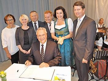 Bayerns Innenminister Joachim Herrmann trug sich in Maßbach ins Goldene Buch der Gemeinde ein.  Foto: Daniel Wiener