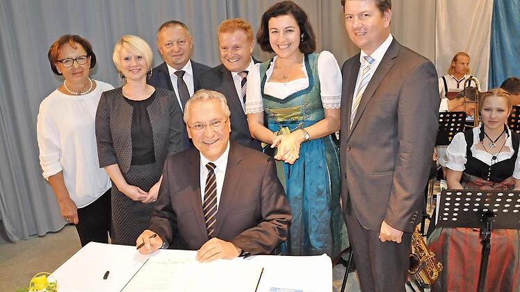 Bayerns Innenminister Joachim Herrmann trug sich in Maßbach ins Goldene Buch der Gemeinde ein.  Foto: Daniel Wiener
