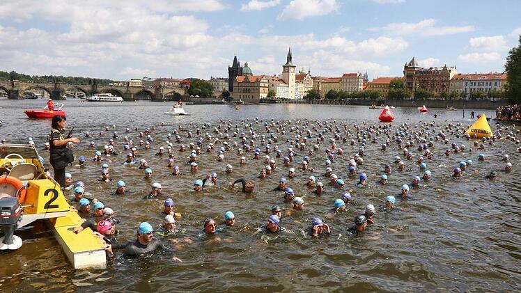 Die Triathleten warten in der Modlau vor der herrlichen Stadtkulisse von Prag auf den Startschuss. Foto: pr