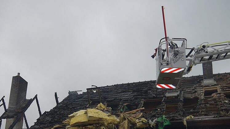 Der Dachstuhl des Wohnhauses brannte komplett aus. Foto: Berthold Köhler