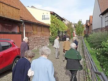 Die Senioren der Wohnanlage Rosenhof auf dem Weg zum Weingut H&uuml;mmler in Elfershausen.  Foto: Dieter Jonas