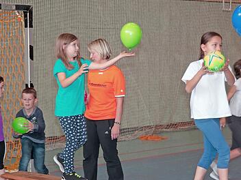 Wer Handball spielen will, sollte zunächst ein Gefühl für den Ball bekommen. Die Übungen während der Schnupperstunde boten die Anregungen dafür.  Foto: Klaus Gagel