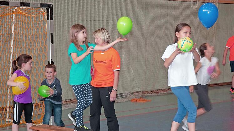 Wer Handball spielen will, sollte zunächst ein Gefühl für den Ball bekommen. Die Übungen während der Schnupperstunde boten die Anregungen dafür.  Foto: Klaus Gagel