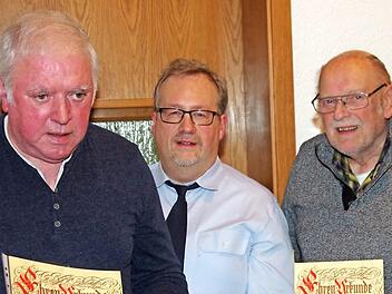 Der Vorsitzende der Soldatenkameradschaft Wolfsdorf, Thomas Hümmer (Mitte), freute sich mit Jakob Aigner und Günter Fischer über deren Ernennung zu Ehrenmitgliedern. Foto: Michael Zipfel