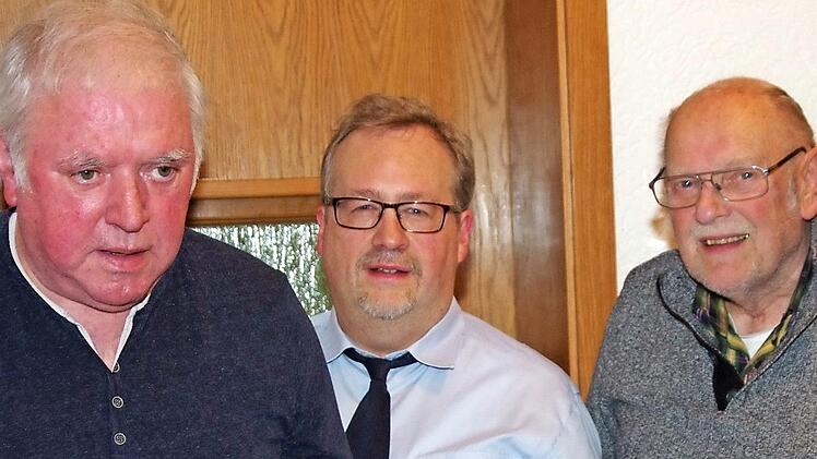 Der Vorsitzende der Soldatenkameradschaft Wolfsdorf, Thomas Hümmer (Mitte), freute sich mit Jakob Aigner und Günter Fischer über deren Ernennung zu Ehrenmitgliedern. Foto: Michael Zipfel