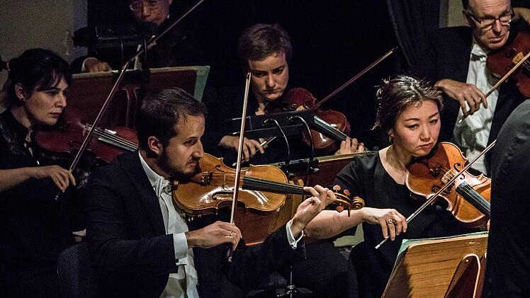 Impressionen vom Sinfoniekonzert im Landestheater Coburg unter der Leitung von GMD Roland Kluttig. Auf dem Programm standen Werke von Mendelssohn, Liszt und Rossini.Foto: Jochen Berger