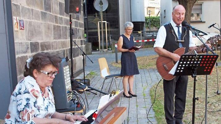 Pastoralreferent Peter Lachner gestaltete den Gottesdienst zu seiner Verabschiedung in den Ruhestand unter Begleitung von Jitka Maisel am Klavier wesentlich mit. Brigitte Elflein (Mitte) trug die Lesungen vor.