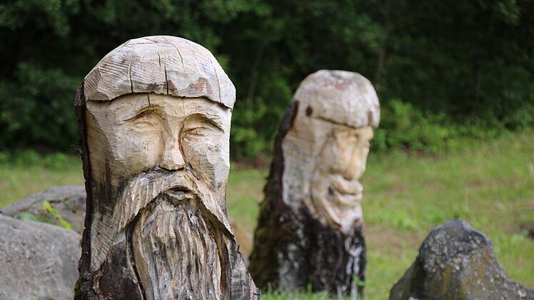 Die geschnitzten Holzköpfe sind ebenfalls auf dem Spielplatz am Berghaus Rhön zu finden. Foto: Ulrike Müller
