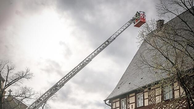 Mit Hilfe der Drehleiter wurde die Plattform samt geflochtenem Korbeinsatz auf den Schornstein montiert.