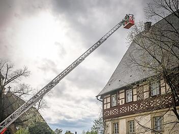 Mit Hilfe der Drehleiter wurde die Plattform samt geflochtenem Korbeinsatz auf den Schornstein montiert.