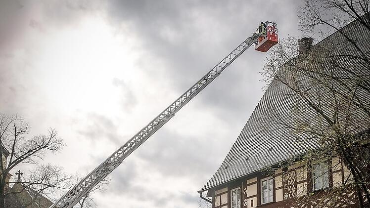 Mit Hilfe der Drehleiter wurde die Plattform samt geflochtenem Korbeinsatz auf den Schornstein montiert.
