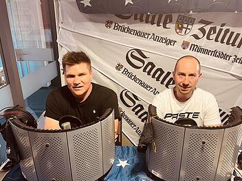 Die Fußballer und Jung-Unternehmer Pascal Kümmert (links) und Stefan Niedermeier standen im Podcast-Studio der Saale-Zeitung Rede und Antwort. Foto: Sebastian Schmitt