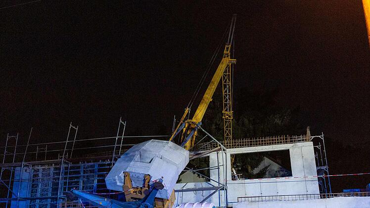 Baukran stürzt in Erlangen um