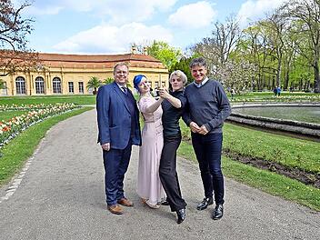 FAU-Präsident Joachim Hornegger (r.), Gerhard Scherger, Geschäftsführer der FAU (l.) und ein Tanzpaar der Tanzschule Rupprecht Gillet freuen sich schon auf das Fest im Schlossgarten.