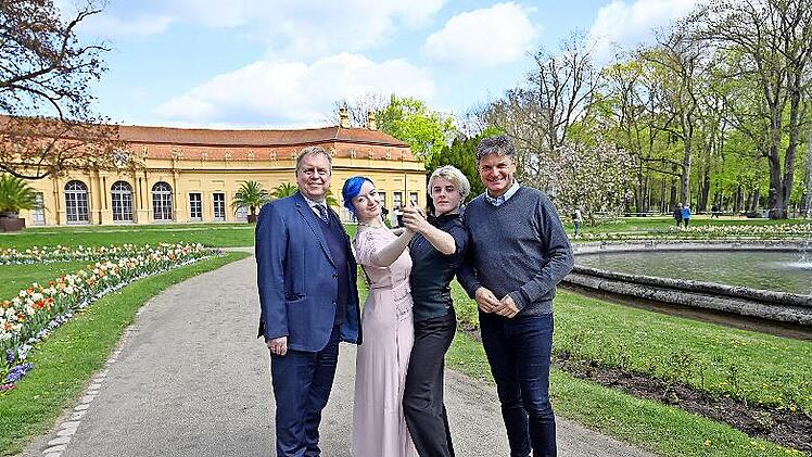 FAU-Präsident Joachim Hornegger (r.), Gerhard Scherger, Geschäftsführer der FAU (l.) und ein Tanzpaar der Tanzschule Rupprecht Gillet freuen sich schon auf das Fest im Schlossgarten.