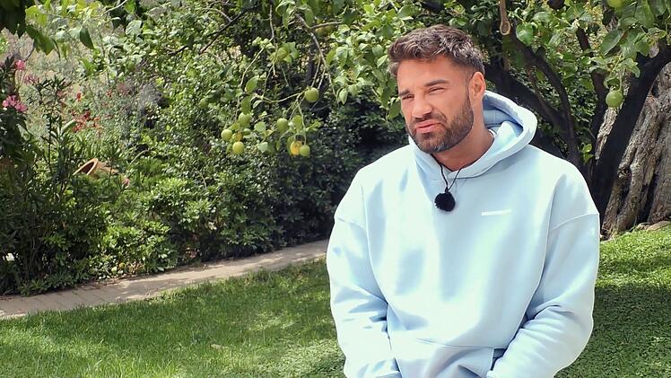 Aleks grübelt, was alles falsch gelaufen ist - bei seiner Verlobten.