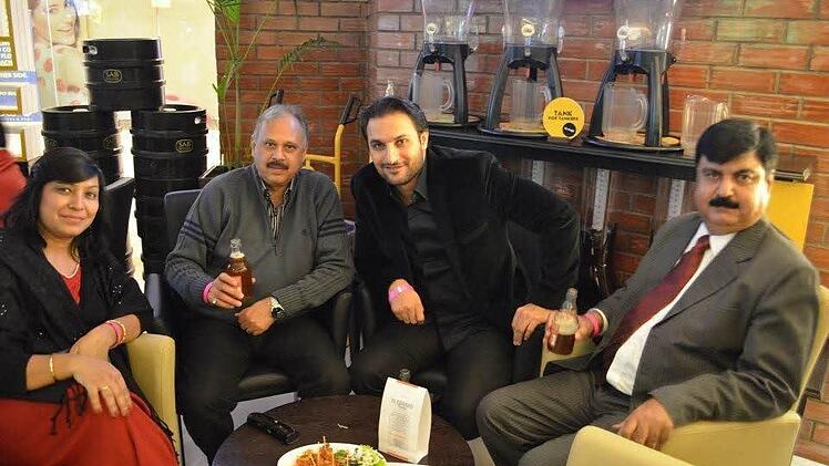 Beim Launch-Event zur Produkteinführung im "Beer Cafè" von Delhi: Bollywood Actor Pradeep Kharb (Mitte).