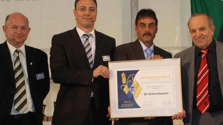 Die Goldene Raute mit Ähre nehmen Vorsitzender Uwe Köhler, Vize Rainer Spiegel und Vereinsehrenamtsbeauftragter Roland Friedel aus der Hand des Kreisehrenamtsbeauftragten Ludwig Bauer entgegen. Foto: G. Bauer