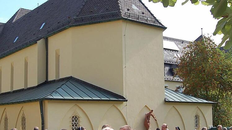 Stehempfang im Klostergarten nach der Einweihung der Kapelle.