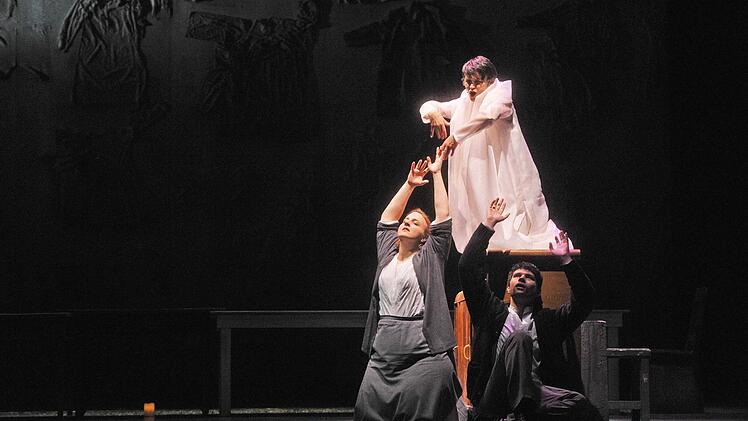 "Der Welt abhanden gekommen". Die szenische Collage mit Musik von Gustav Mahler und Claude Vivier erlebte ihre Uraufführung am Landestheater Coburg.Foto. Andrea Kremper