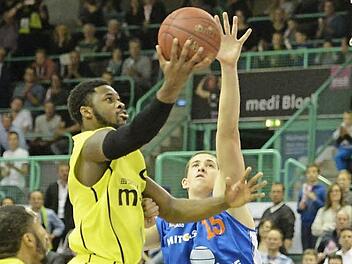 Die Verletzung von Travis Leslie - hier am Ball beim Sieg gegen den Mitteldeutschen BC - ist ein Schock für Medi Bayreuth.  Foto: Peter Mularczyk