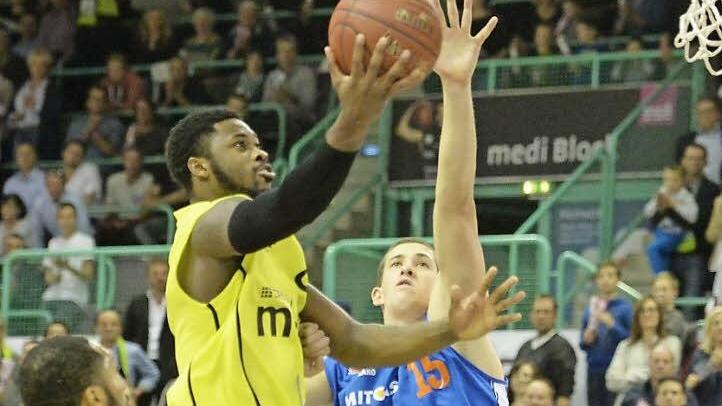 Die Verletzung von Travis Leslie - hier am Ball beim Sieg gegen den Mitteldeutschen BC - ist ein Schock für Medi Bayreuth.  Foto: Peter Mularczyk