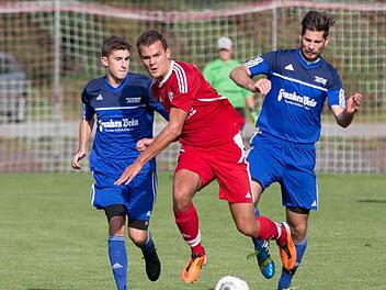 Viermal gab es für den FC Mitwitz mit Lukas Föhrweiser (rechts) und Marc Hofmann in dieser Saison ein Remis, eines davon im Nachbarderby beim TSV Weißenbrunn (im Bild Ferdinand Mayr). Foto: Heinrich Weiß