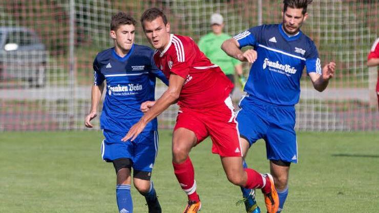 Viermal gab es für den FC Mitwitz mit Lukas Föhrweiser (rechts) und Marc Hofmann in dieser Saison ein Remis, eines davon im Nachbarderby beim TSV Weißenbrunn (im Bild Ferdinand Mayr). Foto: Heinrich Weiß