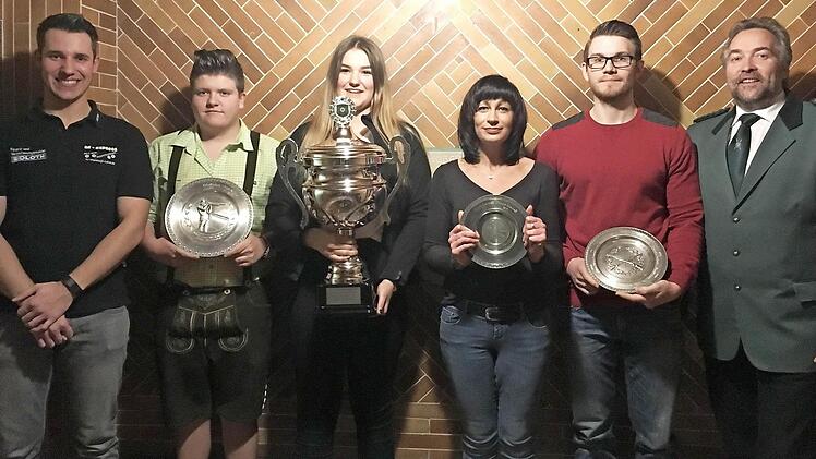 Die erfolgreichen Stockheimer Schützen (v. l.): Schützenmeister Michel Dückerhoff, Tristan Martin, Laura Wachter, Daniela Eisenbeiß, Michael Morand und Vorsitzender Frank Oberkofler  Fotos: Gerd Fleischmann