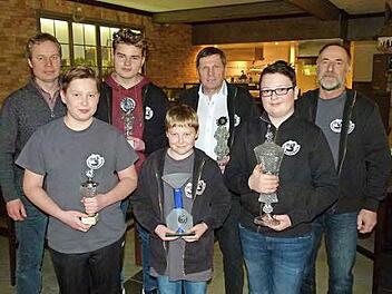 Alter und neuer Clubmeister des Trial-Sport-Clubs Kulmbacher Land bleibt Vorsitzender Klaus Herold (Fünfter von links). Unser Bild zeigt die Sieger mit Kassier Jürgen Oetter (links) und Sportleiter Max Schmidt (rechts). Foto: Werner Oetter