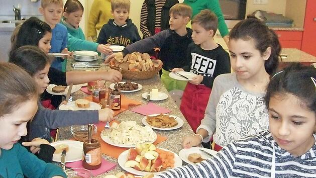 Die Sch&uuml;ler bedienten sich an dem B&uuml;fett, bei dessen Zubereitung sie selbst geholfen hatten. Foto: privat