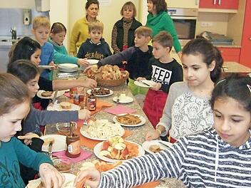 Die Schüler bedienten sich an dem Büfett, bei dessen Zubereitung sie selbst geholfen hatten. Foto: privat