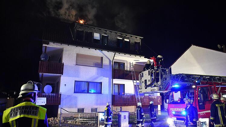 In Hallstadt im Landkreis Bamberg ist Feuer in einem Mehrfamilienhaus ausgebrochen. Foto:Ronald Rinklef