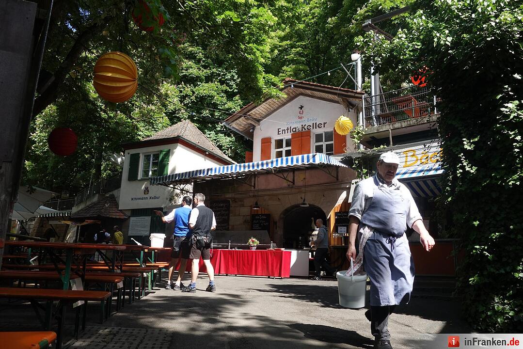 Ob am Ausschank oder auf der Terrasse - auf dem Entla's Keller fließt das Bier in Massen: Hier ist Party angesagt!