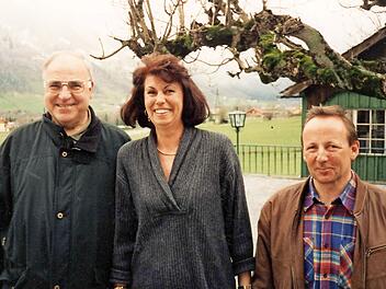 Der Limbacher Helmut Schleicher (rechts) 1994 mit Bundeskanzler Helmut Kohl (links) und einem weiteren Kurgast Foto: privat