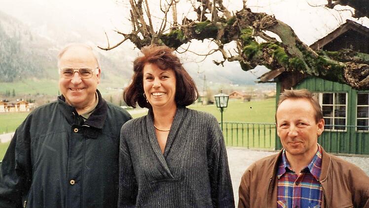 Der Limbacher Helmut Schleicher (rechts) 1994 mit Bundeskanzler Helmut Kohl (links) und einem weiteren Kurgast Foto: privat