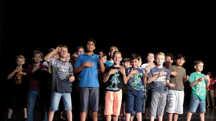 Ein Monumentalwerk aus Theater, Musik und Tanz führen Schüler der Sinnberg-Grundschule, der Anton-Kliegl-Mittelschule, des Jack-Steinberger-Gymnasiums, des Kinder- und Jugendchors der Herz-Jesu-Kirche und der Musikschule am Sonntag, 9. Juli im Kissinger Kurtheater. Foto: Gerhild Ahnert