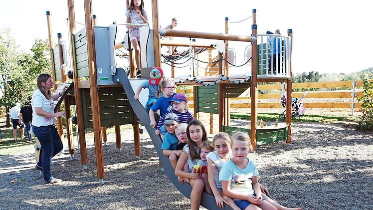 Die neue Spielkombination, die vielfältige Aktionen ermöglicht, begeisterte die Kinder. Foto: Alfred Thieret